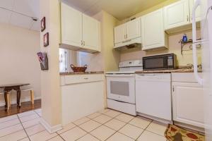 2-bed, 1-bath apartment near I-24, Great location的厨房或小厨房
