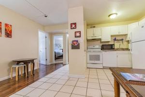 查塔努加2-bed, 1-bath apartment near I-24, Great location的厨房配有白色橱柜和桌子