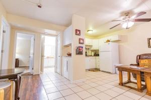 2-bed, 1-bath apartment near I-24, Great location的厨房或小厨房