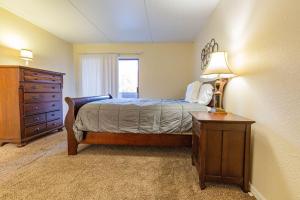 ein Schlafzimmer mit einem Bett, einer Kommode und einer Lampe in der Unterkunft Check it out! 2 BR/ 1 B Apt very close to 1-24 in Chattanooga