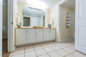 查塔努加2-bed, 1-bath apartment near I-24, Great location的一间带大镜子的梳妆台的浴室 更多14张照片