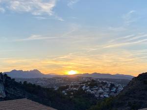 vistas a la puesta de sol sobre una ciudad en Montacala Holidays House, en Cumbre del Sol