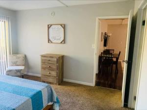 een slaapkamer met een bed, een stoel en een tafel bij 2 Bed/ 1 Bath efficiency Apartment- Close to Downtown! in Chattanooga