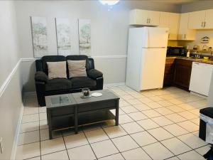 een woonkamer met een bank en een salontafel bij 2 Bed/ 1 Bath efficiency Apartment- Close to Downtown! in Chattanooga