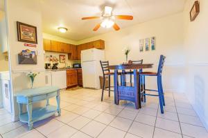 een keuken met een tafel en stoelen en een koelkast bij Affordable one-bedroom apartment near downtown in Chattanooga