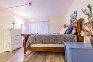 a bedroom with a bed and a dresser in it at Affordable one-bedroom apartment near downtown in Chattanooga