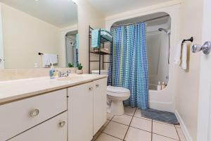 Et badeværelse på 2-bed, 2-bath apartment living experience + 13 billeder