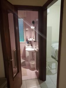 uma casa de banho com um lavatório, um WC e uma banheira em Orchidea1 em Marcianise