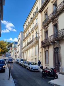 a street with cars parked on the side of a building at 3 pièces au centre-ville in Sète +20 photos