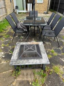 eine Terrasse mit einem Tisch und Stühlen sowie einem Tisch und Stühlen in der Unterkunft HANDOVER 4 in London