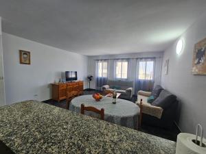 sala de estar con mesa y sofá en Apartamento Mendoza-San Isidro, en San Isidro