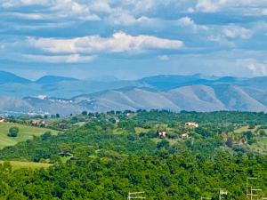 Blick auf ein Tal mit Bergen im Hintergrund in der Unterkunft Way2Rome Apartments in Rignano Flaminio
