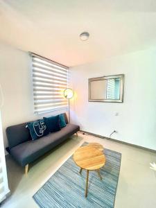 - un salon avec un canapé et une table dans l'établissement Apartamento Zainos Villavicencio, à Villavicencio