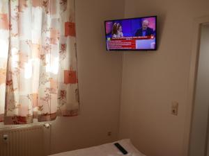 une télévision à l'angle d'un mur dans une pièce dans l'établissement Appartement 119, à Dierhagen