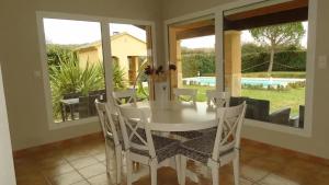 Πισίνα στο ή κοντά στο Villa spacieuse à Cavaillon avec piscine privée