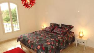 Ένα ή περισσότερα κρεβάτια σε δωμάτιο στο Villa spacieuse à Cavaillon avec piscine privée