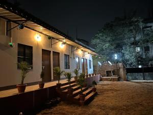 uma casa com luzes de lado à noite em Travrest Homes em Guwahati