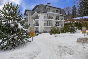 Obiekt Apartament NavyBlue z widokiem na góry zimą