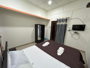 um quarto com uma cama com duas toalhas em Travrest Homes em Guwahati