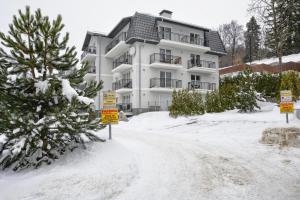 Obiekt Apartament NavyBlue z widokiem na góry zimą