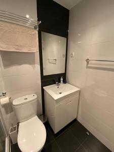 Łazienka z białą toaletą i umywalką w obiekcie Columbano's House - Apartment in Central Lisbon w Lizbonie