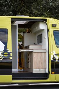 Camper On Road Tenerife في لوس كريستيانوس: باب مفتوح لشاحنة طعام صفراء