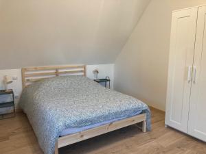 ein Schlafzimmer mit einem Bett in der Ecke eines Zimmers in der Unterkunft L’atelier du bricoleur in Marckolsheim