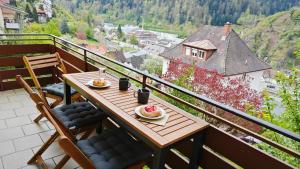 un tavolo in legno con piatti di cibo su un balcone di Schwarzwaldraum Schlossblick a Hornberg