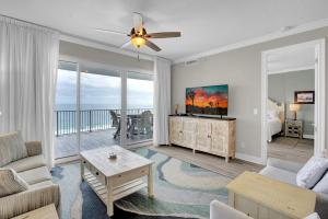 sala de estar con vistas al océano en Regency Isle 911, en Orange Beach