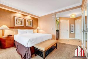 een grote slaapkamer met een groot bed en een tafel bij MGM Signature-12-718 Accessible Studio in Las Vegas