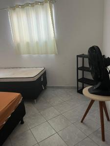 um quarto com duas camas e uma cadeira em casa lucena 1 em Lucena