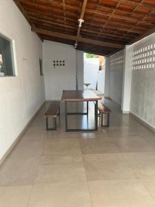ein großes Zimmer mit einem Tisch und zwei Bänken in der Unterkunft casa lucena 1 in Lucena