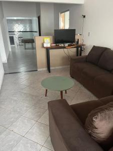 casa lucena 1 في لوسينا: غرفة معيشة مع أريكة وطاولة