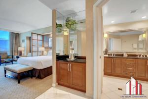 ein Hotelzimmer mit einem Bett und einem Badezimmer in der Unterkunft MGM Signature-36-603 Strip View Jacuzzi Studio in Las Vegas