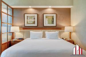 Ein Bett oder Betten in einem Zimmer der Unterkunft MGM Signature-36-603 Strip View Jacuzzi Studio