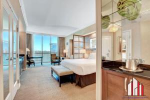ein Hotelzimmer mit einem Bett, einem Schreibtisch und einer Küche in der Unterkunft MGM Signature-36-603 Strip View Jacuzzi Studio in Las Vegas + 37 Fotos