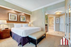 Ein Bett oder Betten in einem Zimmer der Unterkunft MGM Signature-36-603 Strip View Jacuzzi Studio