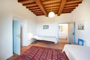 1 dormitorio con cama y alfombra roja en Agriturismo Brocca, en Tuoro sul Trasimeno