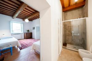 Un baño con ducha y una cama en una habitación. en Agriturismo Brocca, en Tuoro sul Trasimeno 65 fotos más