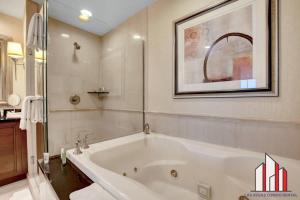 Ein Badezimmer in der Unterkunft MGM Signature-36-603 Strip View Jacuzzi Studio