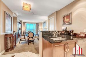 een keuken met een wastafel en een eetkamer bij MGM Signature-28-714 1BR 2-Bath Balcony Suite in Las Vegas