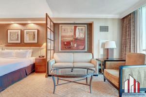 een hotelkamer met een bed en een stoel bij MGM Signature-28-816 Jacuzzi Studio in Las Vegas
