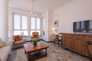 a living room with a large television and a couch at Primopiano - Marelli in Sesto San Giovanni
