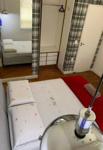 een kleine kamer met een bed en een spiegel bij Preferido em Oliveira in Oliveira