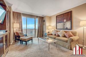 een woonkamer met een bank en een tv bij MGM Signature-10-714 1Br Balcony Suite Accessible in Las Vegas