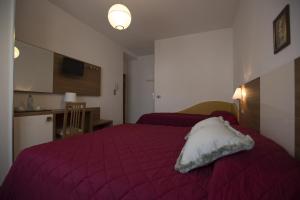 Säng eller sängar i ett rum på Hotel Brunella