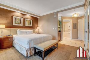 Uma cama ou camas num quarto em MGM Signature-17-703 Strip View Jacuzzi Studio
