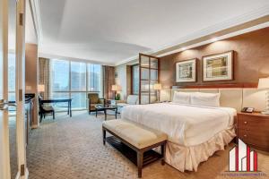 um quarto de hotel com uma cama grande e uma escrivaninha em MGM Signature-17-703 Strip View Jacuzzi Studio em Las Vegas