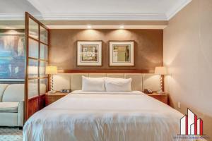 Uma cama ou camas num quarto em MGM Signature-17-703 Strip View Jacuzzi Studio