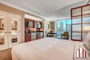 Uma cama ou camas num quarto em MGM Signature-17-703 Strip View Jacuzzi Studio